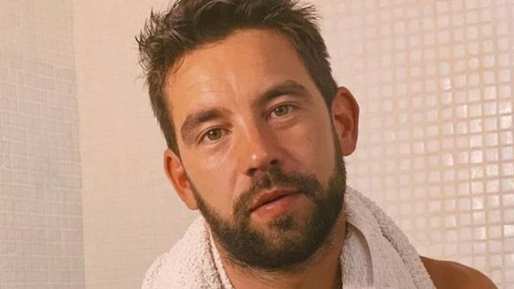 Agustín Sierra y un disfraz particular para narrar cómo le fue en su primera actuación