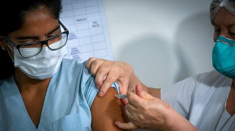 Los Andes | Inmunizada. Gisel Videla, enfermera de la UTI del hospital Lagomaggiore, fue la primera vacunada oficialmente en la provincia. Foto: Orlando Pelichotti / Los Andes.