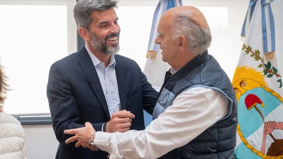 La Ciudad recibió la visita del intendente de Lanús