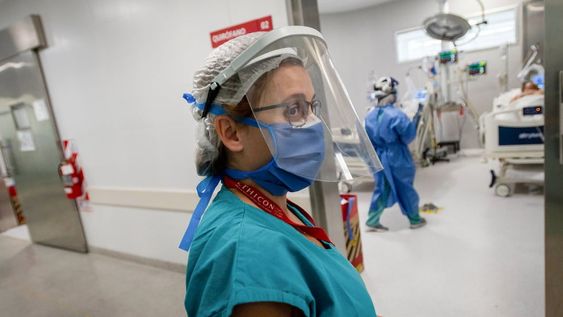 En riesgo. Otros seis trabajadores de la salud dieron positivo de Covid-19 en el último reporte oficial. Además, 10 pacientes fueron detectados en geriátricos de la provincia. Foto: Ignacio Blanco.