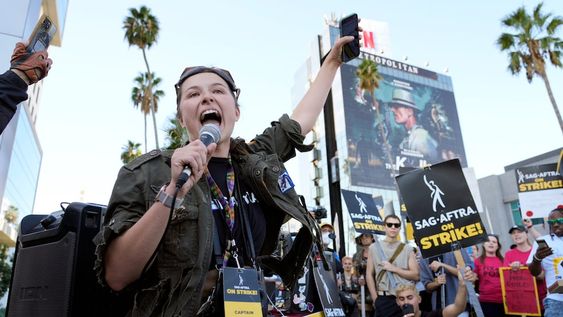 La capitana del sindicato de actores de Hollywood SAG-AFTRA  Mary M. Flynn durante una proteste afuera de los estudios de Netflix el 8 de noviembre de 2023, en Los Angeles. (Foto AP/Chris Pizzello)