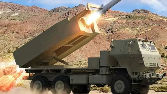 Lanzamiento de un misil ATACMS desde un sistema de lanzacohetes MLRS, de largo alcance.