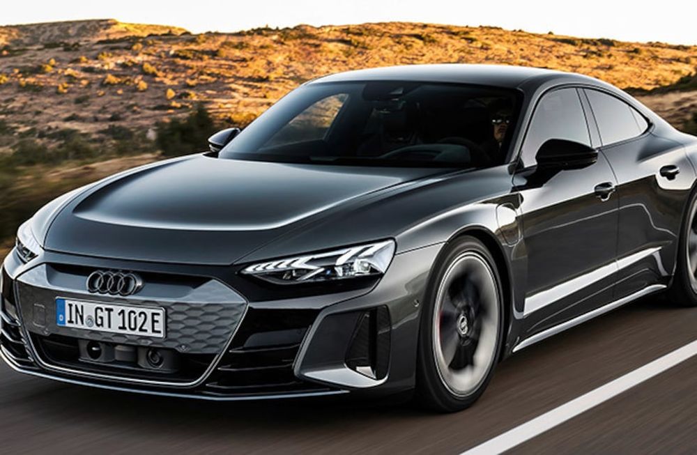 El Audi E-Tron GT se presentó en dos versiones: una con 530 CV y la que lleva las siglas RS (la división que desarrolla los modelos más extremos de Audi) con 650 CV.