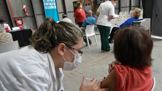 La mujer de 66 años se inoculó contra el coronavirus, a pesar de no tener turno y se lo contó a sus amigas por WhatsApp. Foto: Imagen ilustrativa / Orlando Pelichotti.