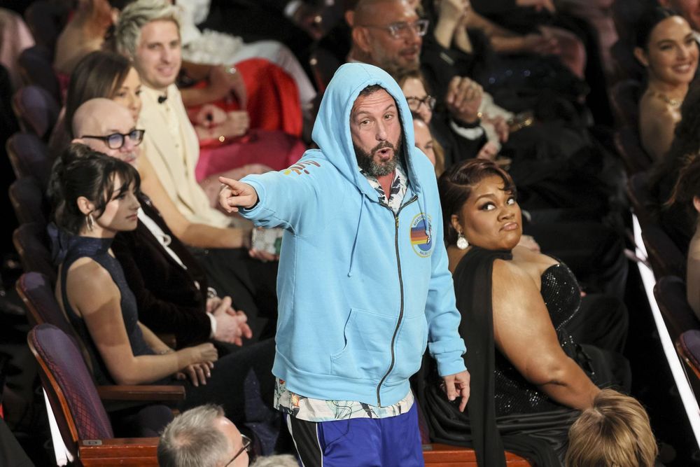 &nbsp;El actor Adam Sandler actúa entre el público durante la 97ª ceremonia anual de los Premios Óscar en el Teatro Dolby del barrio de Hollywood de Los Ángeles, California, EE.UU., el 02 de marzo de 2025. EFE/EPA/ALLISON DINNER