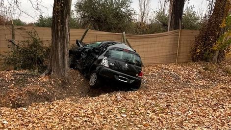 Los Andes | Una joven conductora se estrelló contra un árbol en Maipú y fue rescatada por Bomberos