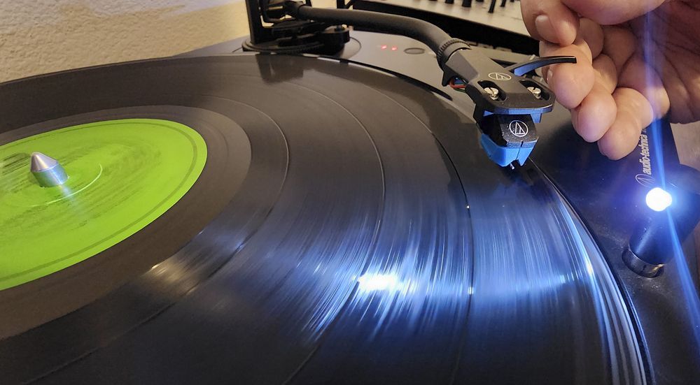 Furor por los vinilos, crece la cantidad de gente que compra y colecciona discos.  Ringo Obregón dj que usa y colecciona vinilos. Foto: Los Andes