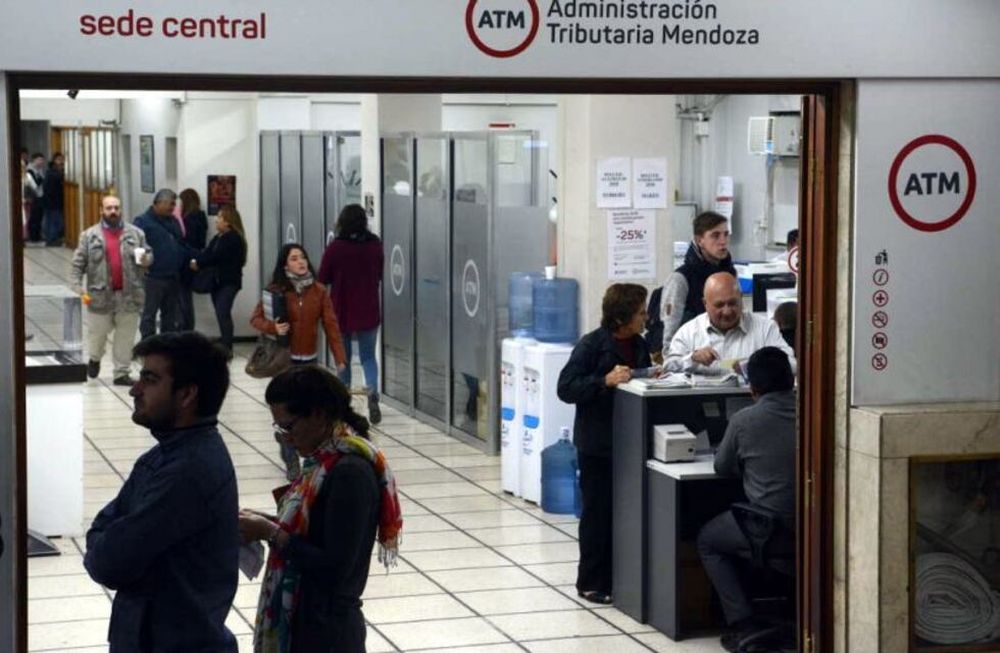El 40% de los estatales debe hasta el 50% de su salario