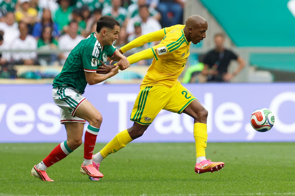 Jayden Adams - con la número 23- durante el debut de Sudáfrica en el Mundial 2026 ante México, partido en el que el mediocampista fue titular.