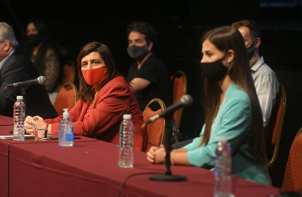 La ministra de Turismo y Cultura, Mariana Juri, confirmó los detalles de la fiesta; entre ellos la continuidad de la reina nacional Mayra Tous (a su lado en la foto) como reina durante el 2021 también-. Foto: Ignacio Blanco / Los Andes.