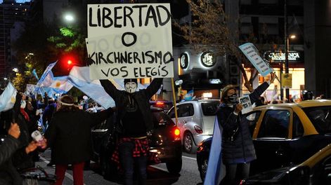 Los Andes | Mientras se debatía el proyecto oficialista en el Congreso, afuera un grupo de porteños protestaba.