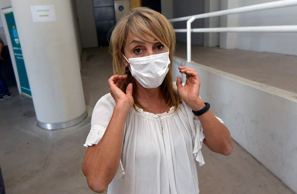 Claudia Iturbe, la secretaria general de de Ampros dice que al menos 100 profesionales del Hospital Notti están dispuestos a renunciar por llevar años contratados bajo la modalidad prestaciones.Foto: Orlando Pelichotti/ Los Andes