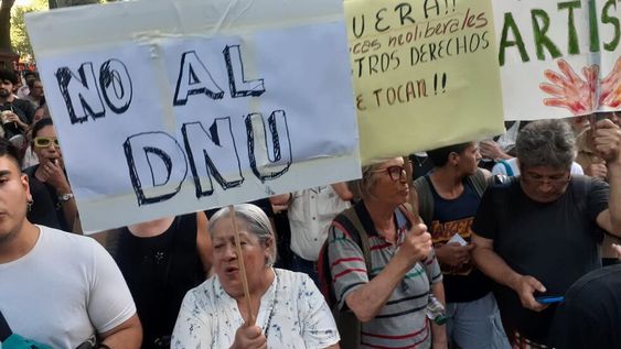 Unas 600 personas se manifestaron en Peatonal y San Martín con un “Cacerolazo cultural” contra el DNU. Foto: José Gutierrez / Los Andes