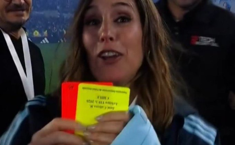La Sole recibió un regalo de Lionel Messi: las tarjetas del partido que el árbitro ya le había dado