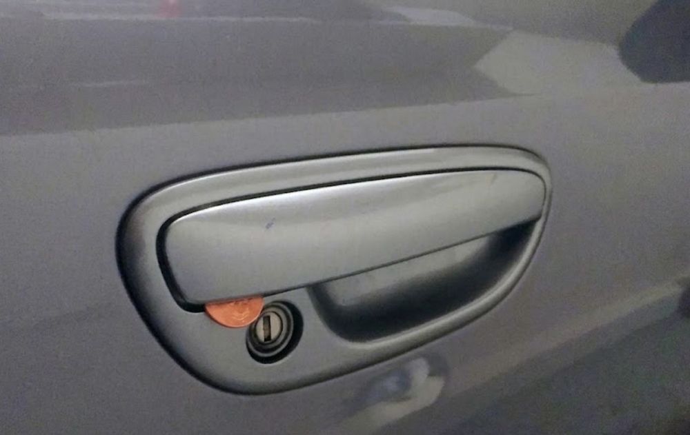 Antes de subir al auto en la vía pública, es importante revisarlo por completo.