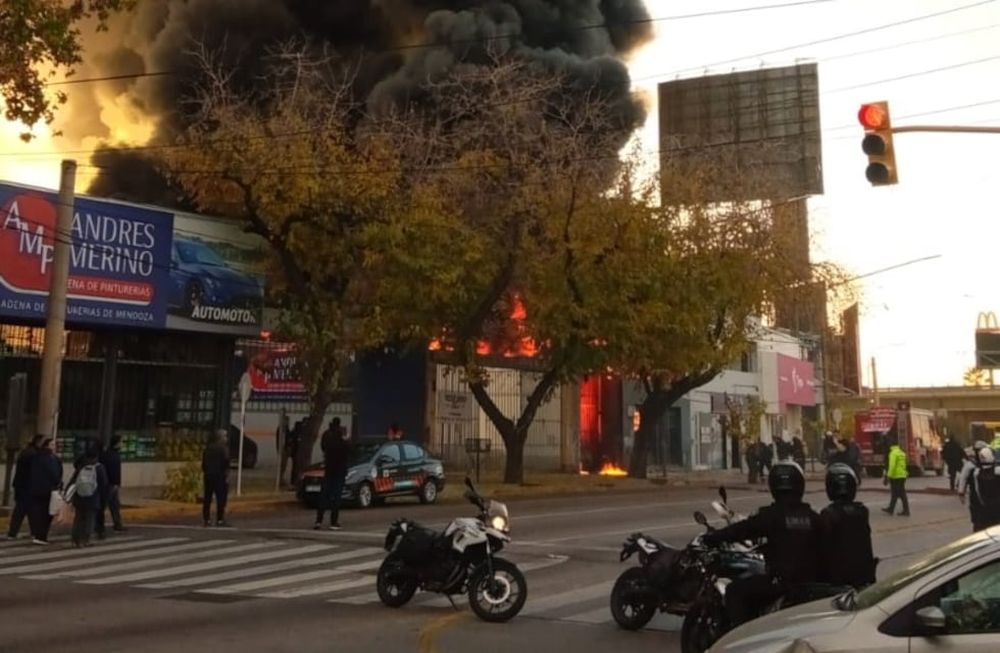 Grave incendio en Zapata Goma
