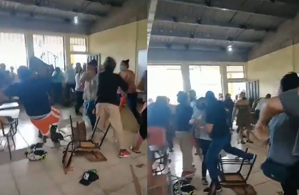 En una junta escolar familiar comenzó una pelea entre madres y padres y quedó todo registrado en un video que se volvió viral.