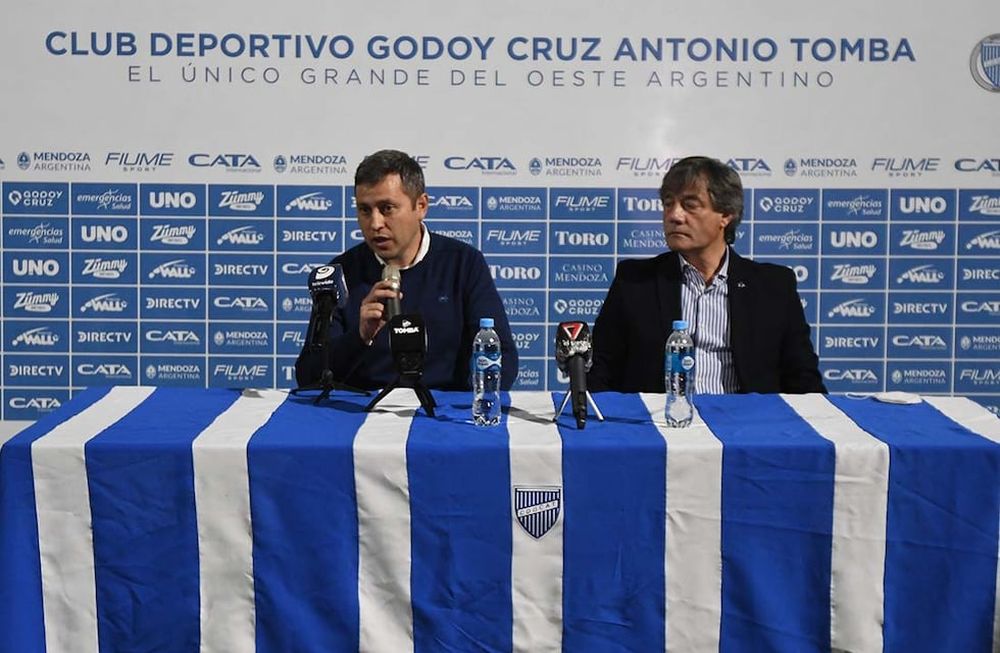 Presentación de Diego Flores, cómo nuevo director técnico del equipo de futbol de Godoy Cruz Antonio TombaDiego Flores (izquierda) junto a Alejandro Chapini, Vicepresidente de Godoy Cruz. / José Gutiérrez
