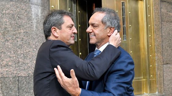 El ministro de Economía, Sergio Massa, recibe en la explanada del Palacio de Hacienda al Embajador argentino en Brasil, Daniel Scioli. (Ministerio de Economía)