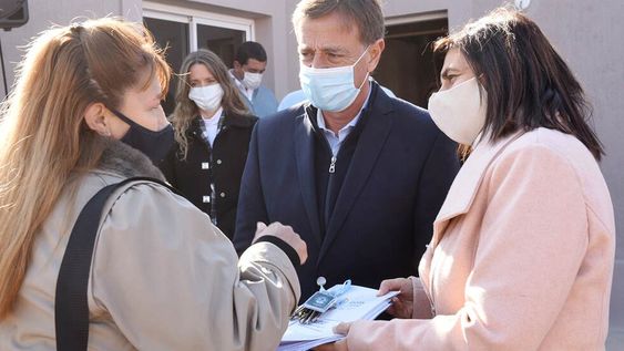 Rodolfo Suárez durante una entrega de viviendas.