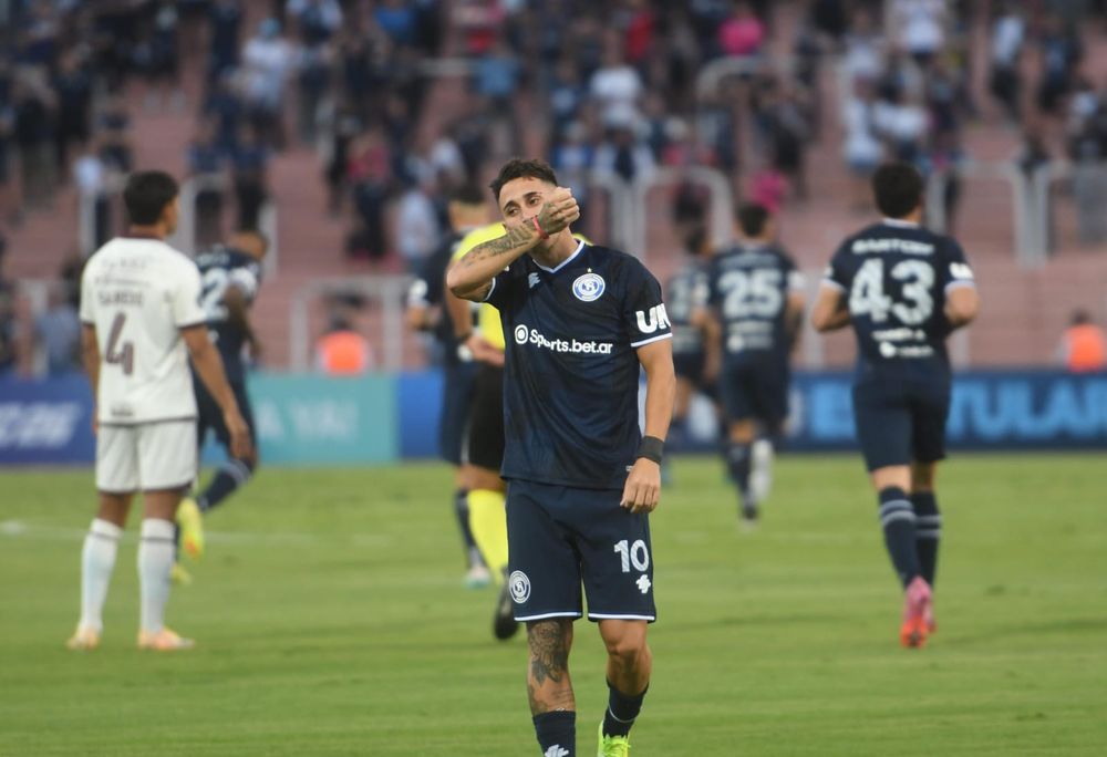 Indeopendiente Rivadavia debutó en la Copa Libertadores. Histórico. Enfrentó a Bolivar por la primera fecha de zona C.&nbsp;