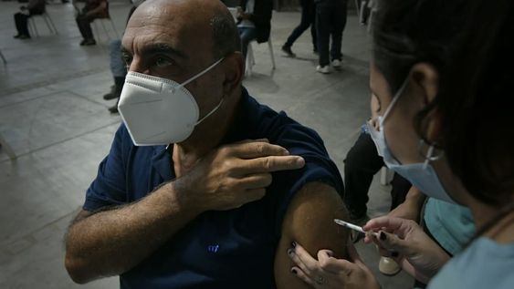 Pablo Jalil, de 66 años, fue primer vacunado de entre 60 y 69 años en la Ciudad de Mendoza durante la mañana de este martes.