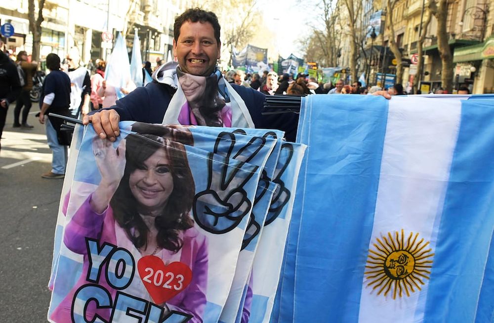 Cientos de personas y militantes cruzan el Puente Pueyrredón y se dirigen hacia al acto central en Plaza de Mayo en repudio al ataque que sufriera la vicepresidenta Cristina Fernández. (Telam)