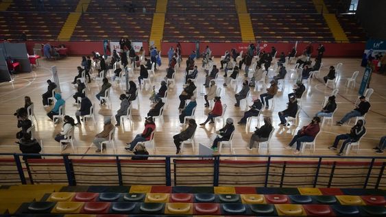 Este viernes se comenzó la vacunación espontánea contra el coronavirus y solamente para la primera dosis de Sinopharm y AstraZeneca, Todas las personas que no se vacunaron aún ni se inscribieron para hacerlo pueden hacerlo sin turno y por orden de llegada. Foto: Ignacio Blanco / Los Andes