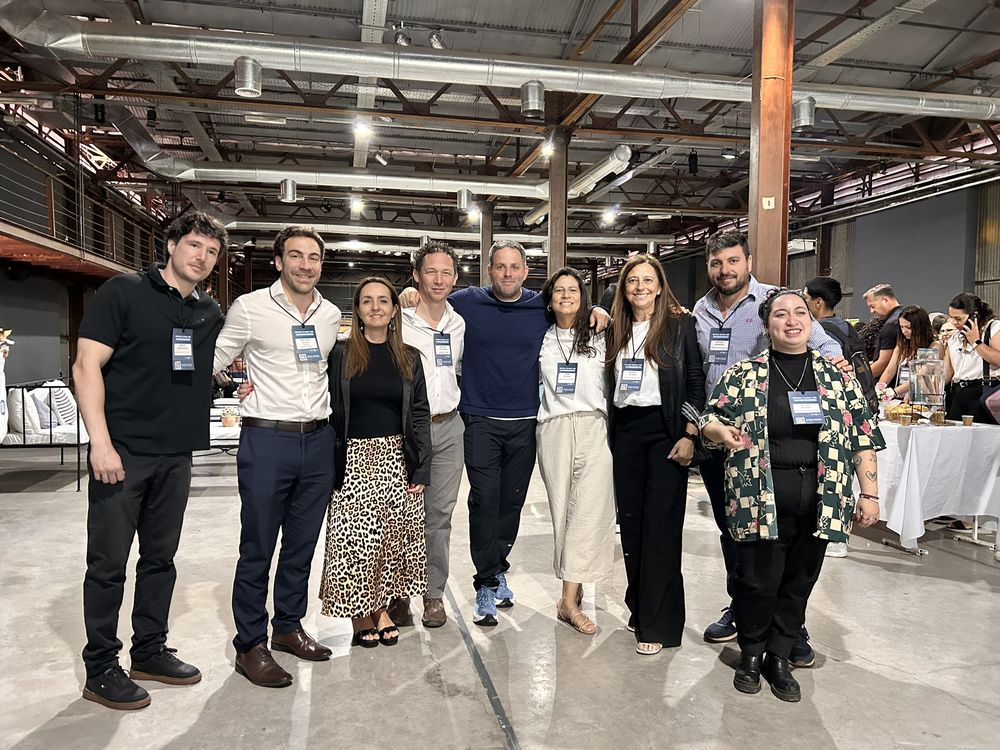 El equipo de la Direcci&oacute;n de Emprendedores y Cooperativas, del Ministerio de Producci&oacute;n, junto a los speakers Tom&aacute;s &ldquo;Tommy&rdquo; Mu&ntilde;oz y Santiago Bulat.