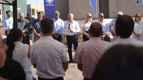 El gobernador Alfredo Cornejo entregó 19 casas en Tupungato.&nbsp;