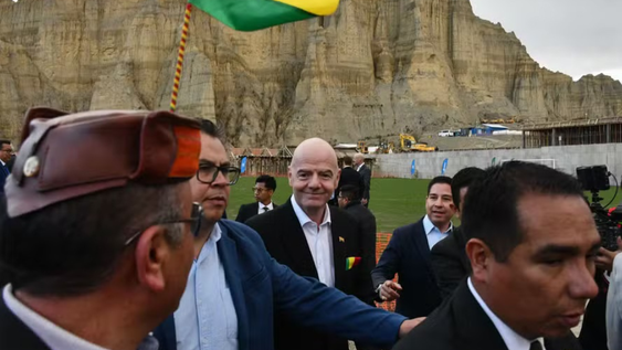 Gianni Infantino le prometió a Bolivia su propio Mundial de Fútbol