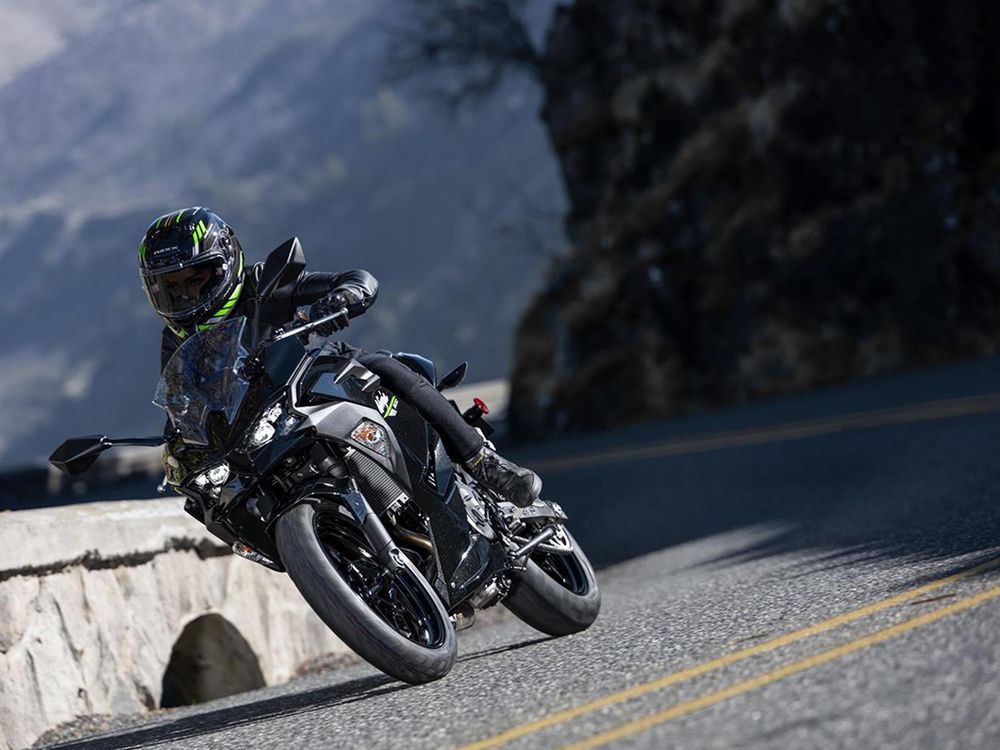 La nueva Ninja está equipada con un motor bicilíndrico de 451cc y una potencia de 45,4 CV a 9.000 rpm. Un motor potente para destacarse entre las motos de carrera.&nbsp;