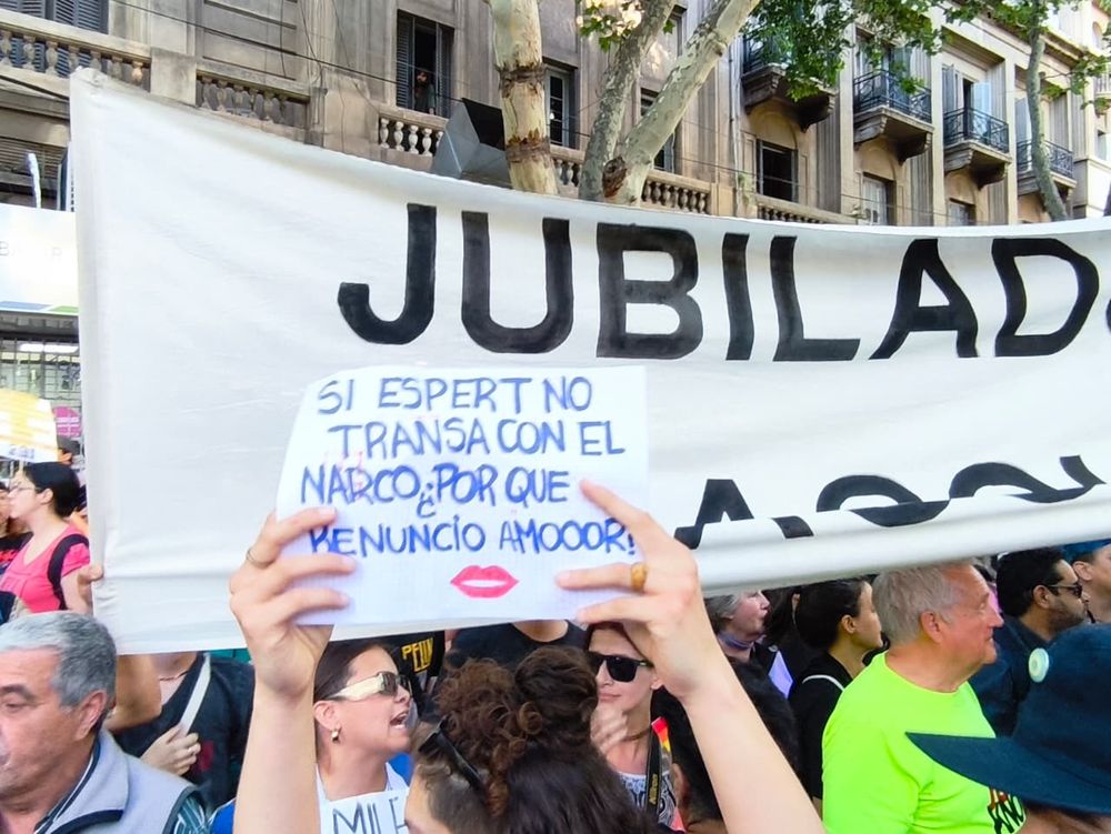 Manifestantes en contra de Milei en pleno centro de Mendoza