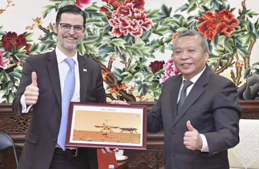 El Embajador subrayó el interés de la Argentina en profundizar la cooperación en el área espacial y en impulsar las negociaciones para concluir la firma del Plan de Cooperación Espacial 2021-2025.