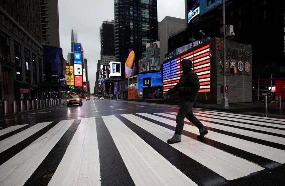 Los Centros para el Control y la Prevención de Enfermedades (CDC) indicaron que los vacunados contra el Covid-19 ya no deben usar mascarilla al aire libre (salvo en eventos masivos) - AP