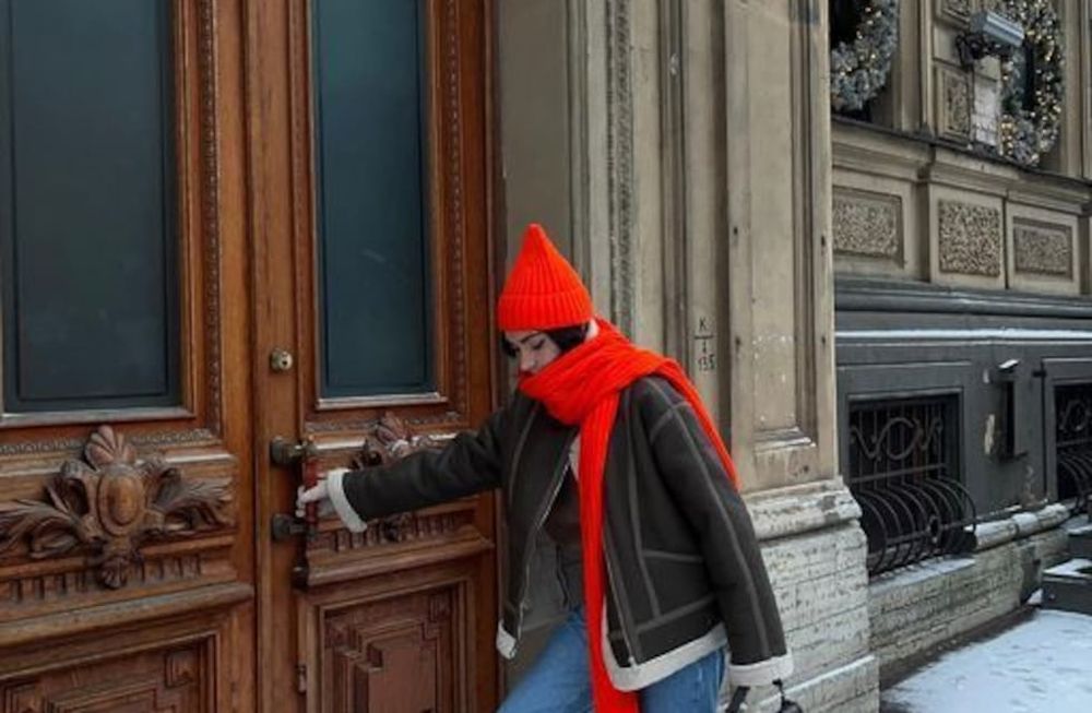 Bufandon + gorrito: la combinación monocromática clave para estar canchera esta temporada.
