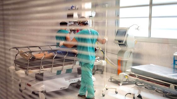 Heridos. El Hospital Central estuvo activo con la atención de heridos de estas fiestas. Hacia allí fue derivado el joven que fue herido en una riña y posteriormente falleció. Foto: Ignacio Blanco / Los Andes.