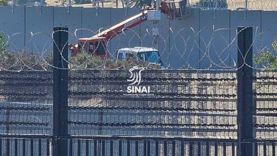 El muro que separa Egipto de Gaza se comenzó a construir en 2009 y cubre los 14km de frontera. En las últimas semanas, se puede observar a trabajadores reforzándolo, agregando capas de hormigón y ladrillos para impedir que los gazatíes ingresen al país.