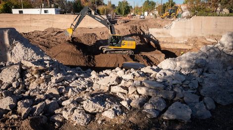 Los Andes | ObrasConstruyen un puente sobre el zanjón Frías que unirá la rotonda de San Francisco de Asís y el bulevar Juncal, en Godoy Cruz. Foto: Ignacio Blanco / Los Andes