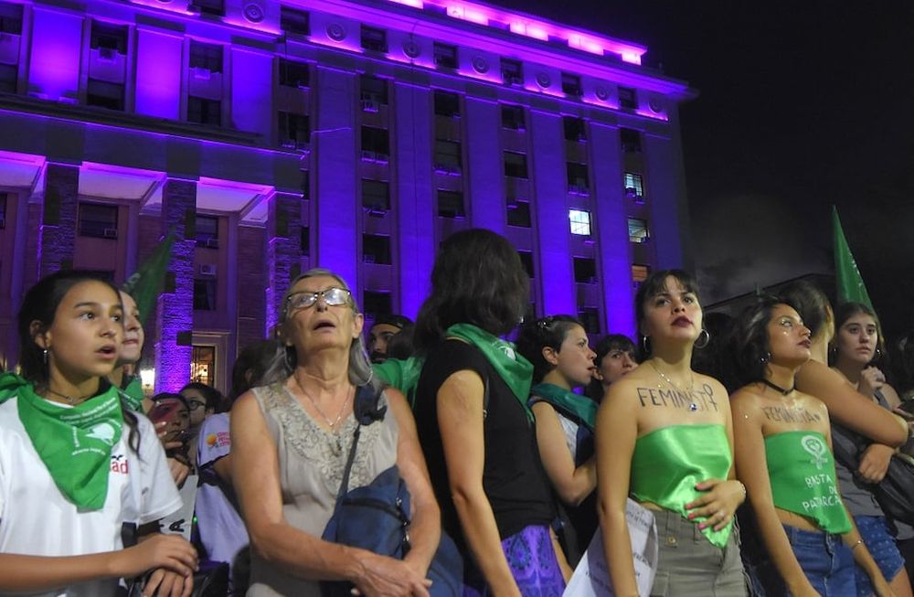 Multitudinaria marcha en Mendoza por el Día de la Mujer