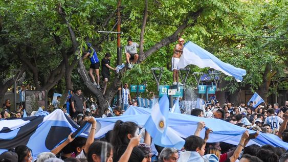 Argentina a la final, los bares de la Aristides fueron los elegidos para acompañar a los 11 jugadores de la selección, luego se concentraron en la  Peatonal junto a otros miles de mendocinos a festejar el triunfo de la Scaloneta.foto: Mariana Villa / Los Andes