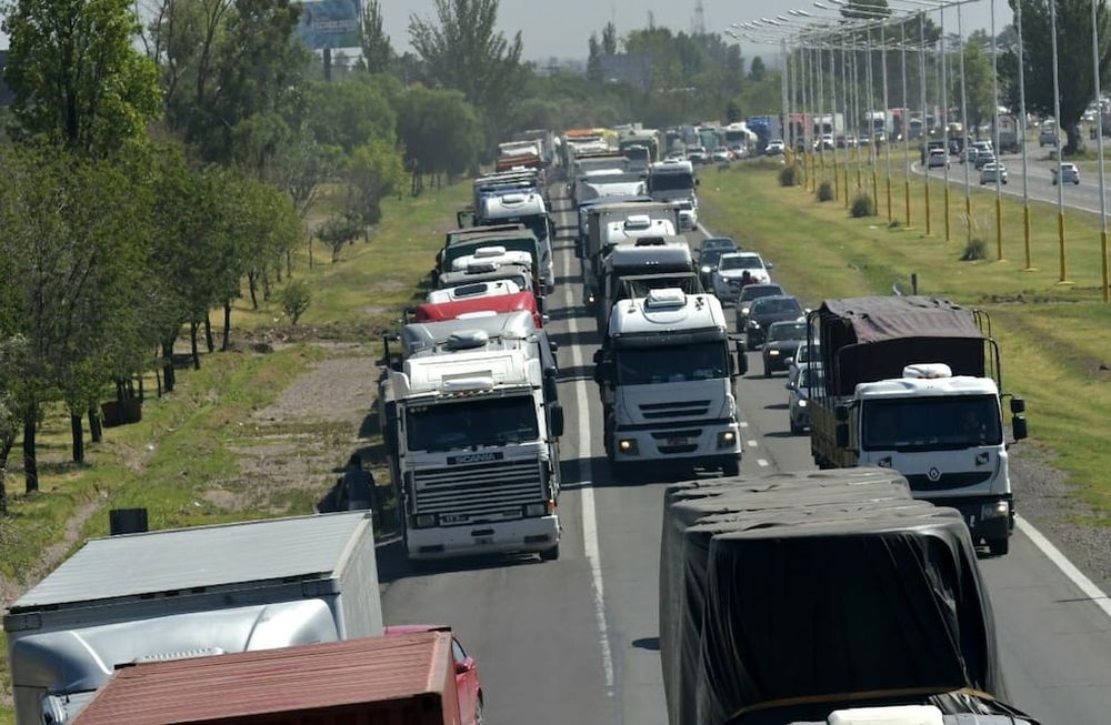 El domingo más de 700 camiones lograron cruzar a Chile, pero las demoras persisten y estiman que tomará de 4 a 5 días normalizar la situación. Foto: Orlando Pelichotti / Los Andes