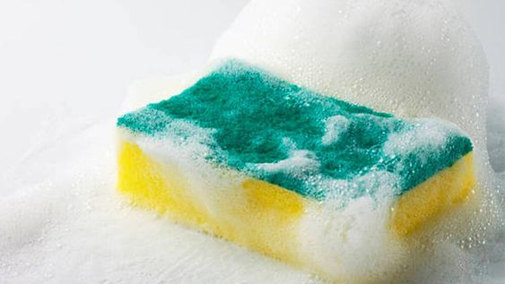 la esponja de tu cocina esta llena de bacterias y no lo sabias: el truco de limpieza para solucionarlo