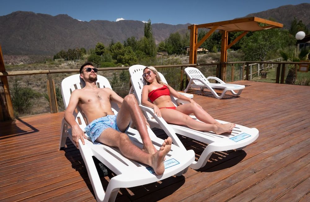 Juan Pablo y Fiorella son mendocinos y decidieron tomarse unos días de descanso en un complejo de Cacheuta. | Foto: Ignacio Blanco / Los Andes