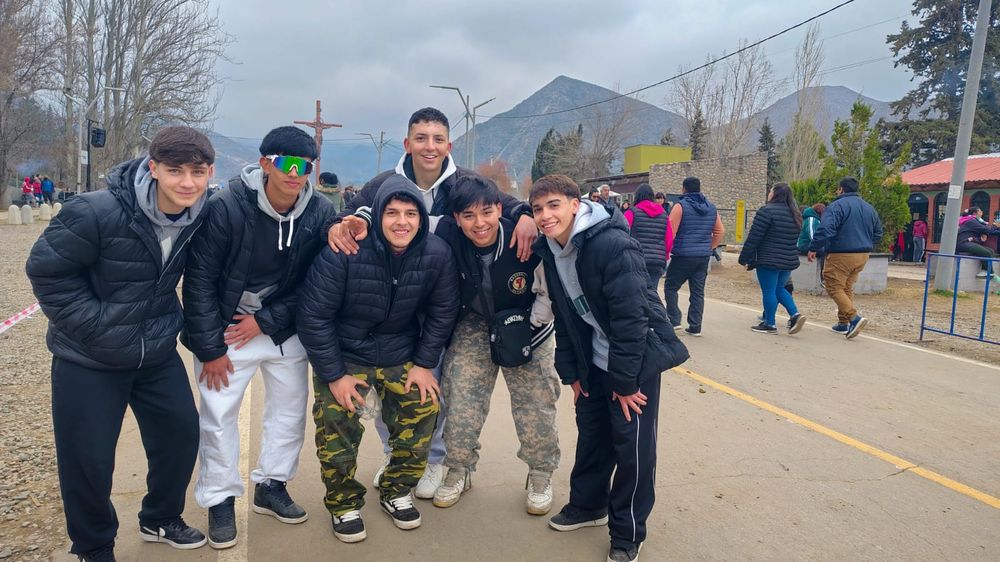Grupos de amigos se reunieron en el Manzano para compartir el fin de semana largo.