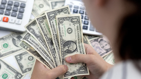 El dólar minorista alcanzó los $1.210 y el BCRA perdió más de USD 2.100 millones en reservas