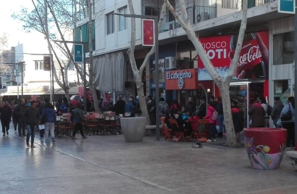 De no creer: cientos de sanjuaninos formaron una fila de 200 metros por un falso viral