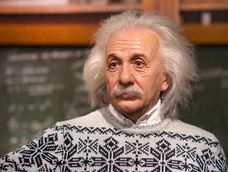 que significa la frase del fisico albert einstein: la vida es como una bicicleta: para mantener el equilibrio hay que seguir avanzando