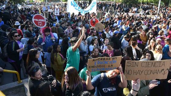 Más de 40 mil personas se movilizaron en abril en Mendoza  en defensa a la educación pública y al no recorte de fondos para las universidades, una masiva movilización que empezó en la UNCuyo y finalizó en la plaza Independencia de Ciudad.Foto: Archivo / Los Andes