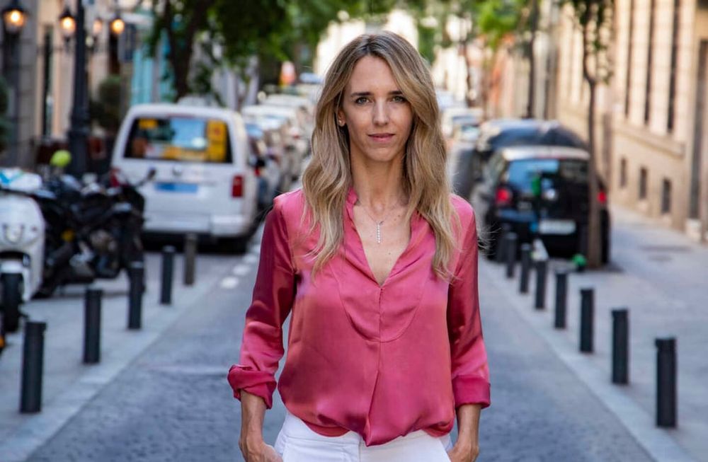 La diputada española Cayetana Álvarez de Toledo calificó a Alberto Fernández de Pelele y acusó a Cristina Kirchner de estar realizando un autogolpe.